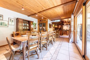 Dining - Chalet 'Le Courti' with Mountain View, Private Terrace and Wi-Fi (Sainte-Foy-Tarentaise)