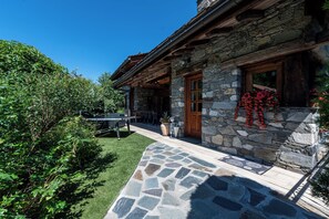Outdoor dining - Chalet 'Le Courti' with Mountain View, Private Terrace and Wi-Fi (Sainte-Foy-Tarentaise)