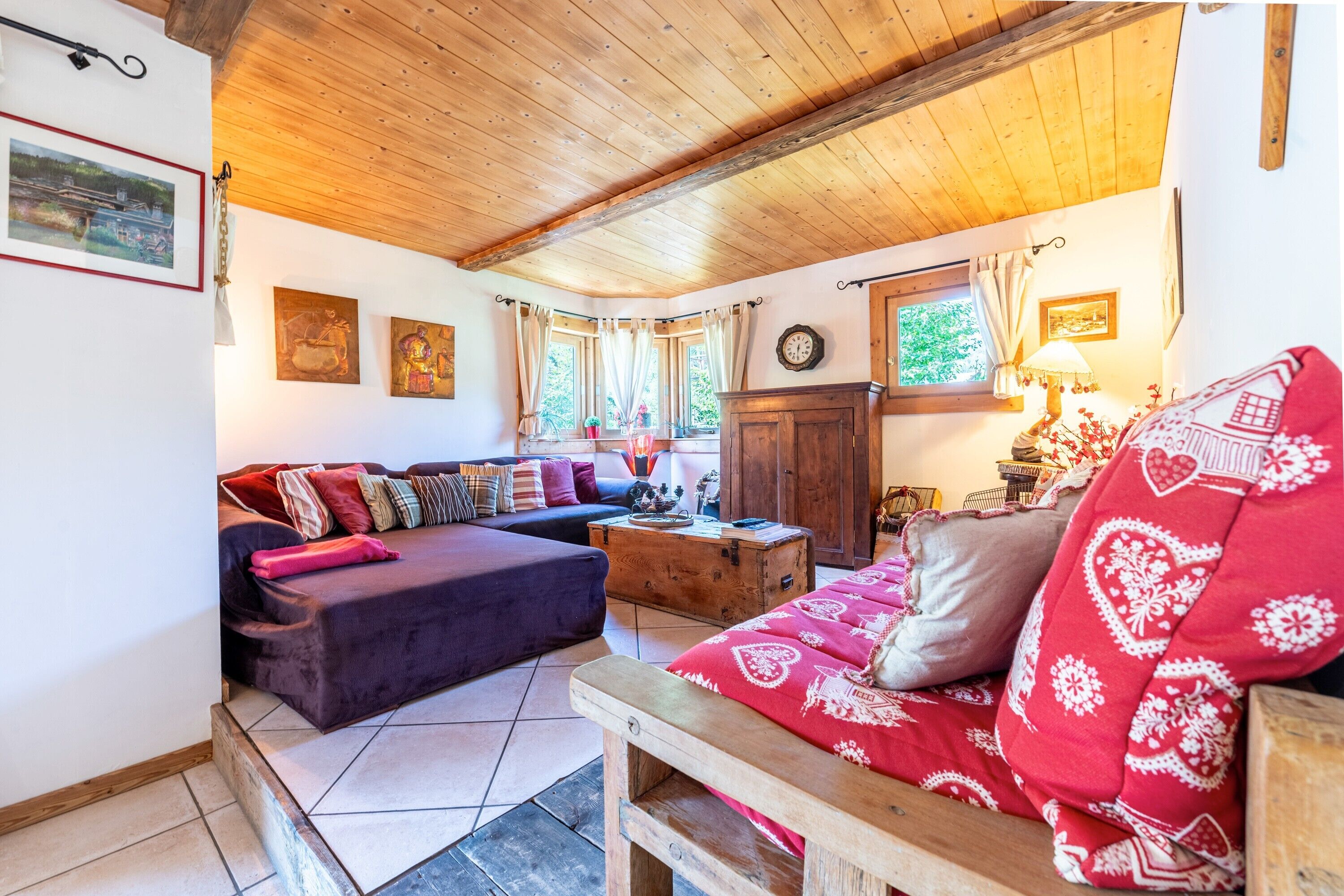 Una televisión, un reproductor de DVD, una mesa de tenis de mesa