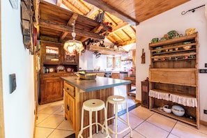 Fridge, microwave, oven, stovetop - Chalet 'Le Courti' with Mountain View, Private Terrace and Wi-Fi (Sainte-Foy-Tarentaise)