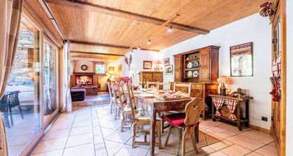 Chalet 'Le Courti' with Mountain View, Private Terrace and Wi-Fi