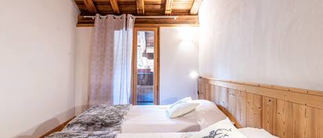 5 bedrooms, iron/ironing board, free WiFi, bed sheets