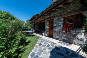 Outdoor dining - Chalet 'Le Courti' with Mountain View, Private Terrace and Wi-Fi (Sainte-Foy-Tarentaise)