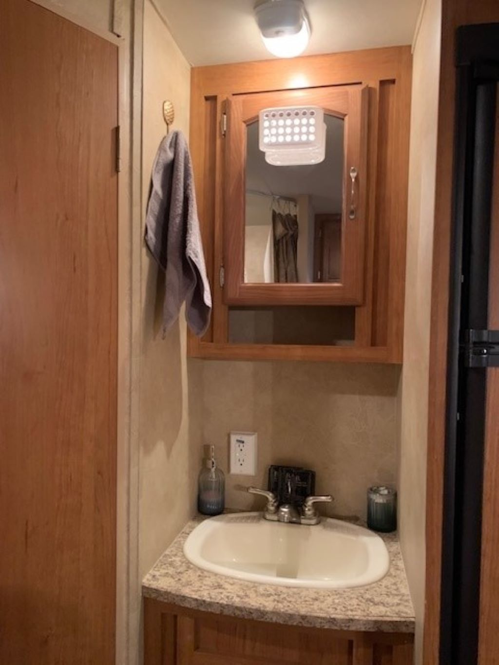 Haartrockner, Handtücher, Seife, Shampoo