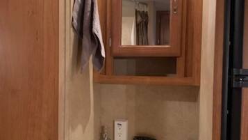 Haartrockner, Handtücher, Seife, Shampoo