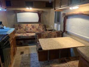 Fridge, microwave, oven, stovetop - The Little Dipper is an adorable & cozy camper located in charming Dandridge TN (Dandridge)