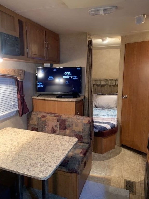 The Little Dipper Is An Adorable & Cozy Camper Located In Charming Dandridge Tn - テネシー州