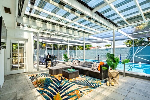 Beachside Escape : Poolhouse w/ Game Room + Grill