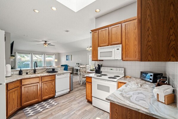 Jääkaappi, mikroaaltouuni, uuni, liesi