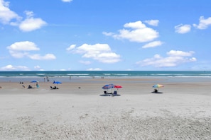 En la playa, camastros y toallas de playa 