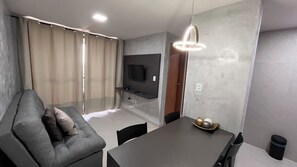 Căn hộ tiện nghi đơn giản | Phòng khách | TV LED 32-inch có truyền hình kỹ thuật số, dịch vụ stream 