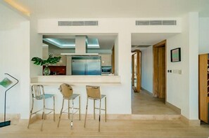 Refrigerador, microondas, horno y lavavajillas 