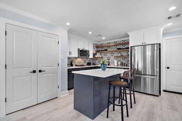 Een koelkast, een magnetron, een oven, een kookplaat