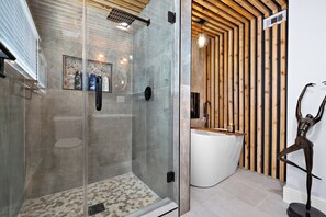 Douche, sèche-cheveux, serviettes fournies, savon