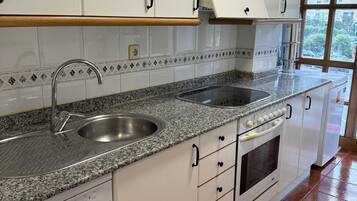 Een koelkast, een magnetron, een oven, een kookplaat