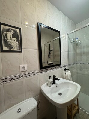 Hair dryer, bidet, towels, soap - Apartamento Dúplex Aravedes en Potes (Potes)