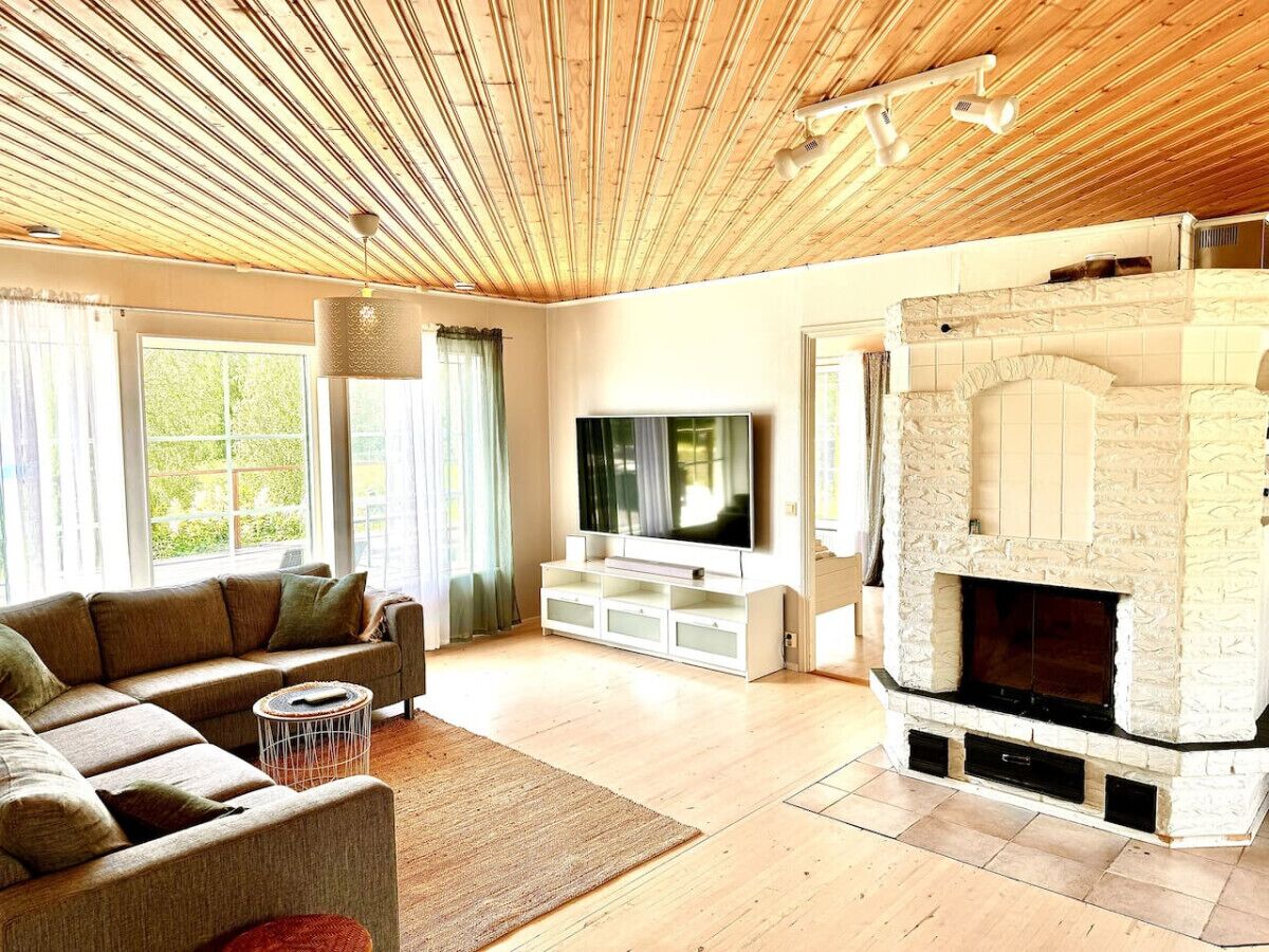 Smart TV, fireplace, books, stereo