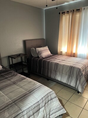 3 makuuhuonetta, silitysrauta/-lauta, Wi-Fi, vuodevaatteet