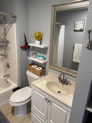 Hair dryer, towels, soap, shampoo - Beautiful house in Brownsville Tx and just15 minutes away from Space X (Brownsville)