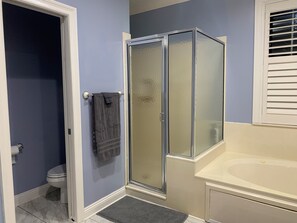Dusche, Whirlpool, Haartrockner, Handtücher