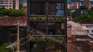 A modern building with multiple balconies, large windows, and a rooftop terrace. - 444 jds (Medellín)