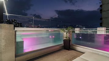 Departamento exclusivo | Área de sala de estar | Smart TV de 50 pulgadas con canales digitales