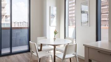 1 Bedroom Apartment, Queen Bed (Self Check-in with Virtual Front Desk) | Dining room