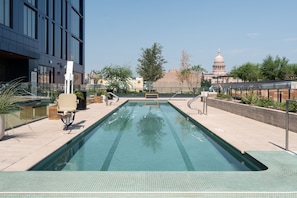 2 من حمّامات السباحة الخارجية