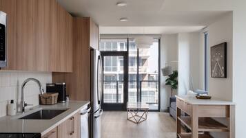Apartment, 3 Schlafzimmer (Self Check-in with Virtual Front Desk) | Eigene Küche | Kühlschrank, Mikrowelle, Ofen, Herdplatte