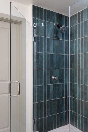 Appartement, 1 kingsize bed (Self Check-in with Virtual Front Desk) | Badkamer | Een haardroger, handdoeken, zeep, shampoo