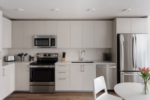 1 Bedroom Apartment, Queen Bed (Self Check-in with Virtual Front Desk) | Private kitchen