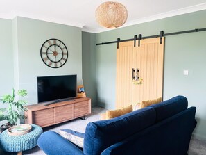 Cottage | Woonruimte | Een televisie