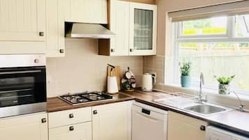 Cottage | Private kitchen | Fridge, microwave, oven, stovetop