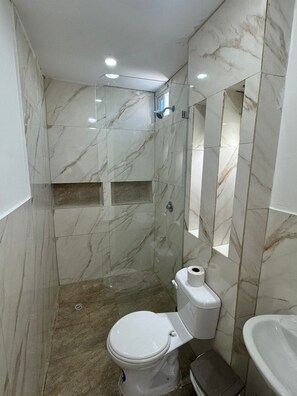 Business Suite, 1 Bedroom | Bathroom - Hostal Las Orquideas 2 (Manta)