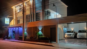 A two-story building with a sign indicating a price of $799. - Hostal Las Orquideas 2 (Manta)