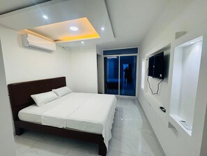 Classic Suite, 1 Queen Bed, Balcony | Free WiFi - Hostal Las Orquideas 2 (Manta)