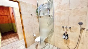 Dusche, Haartrockner, Bidet, Handtücher