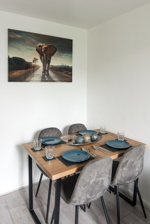 Dining - Stylish apartment with WIFI, modern decor and easy access to Central London (London)