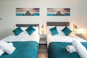 1 bedroom, desk, iron/ironing board, travel crib - Stylish apartment with WIFI, modern decor and easy access to Central London (London)