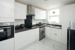 Geladeira, micro-ondas, fogão, cafeteira/chaleira