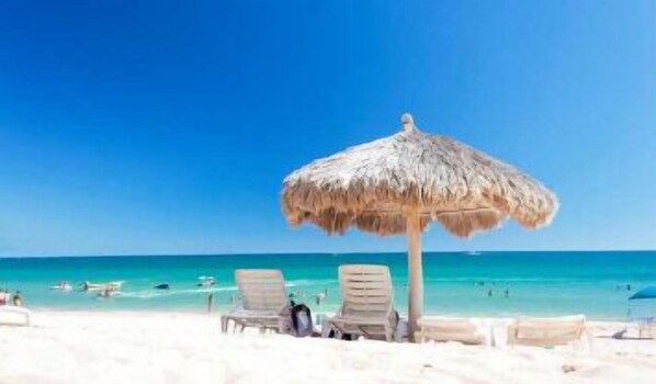 Sur la plage, chaise longue, serviettes de plage