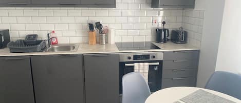 Appartamento | Cucina privata | Frigorifero, microonde, forno, piano cottura