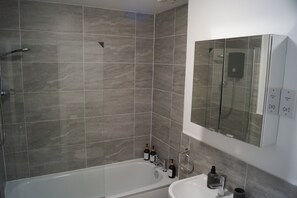 Appartement | Salle de bain | Ensemble douche/baignoire, baignoire relaxante profonde