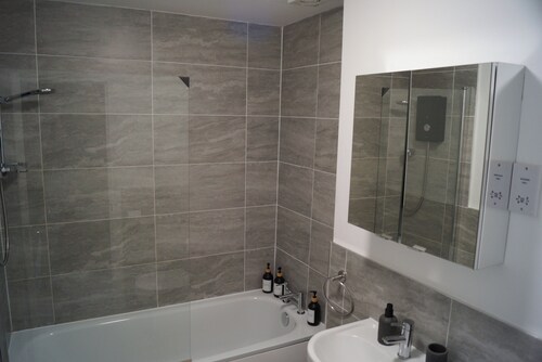Bright & Stylish 1-bed Apt W/free Parking & Wi-fi