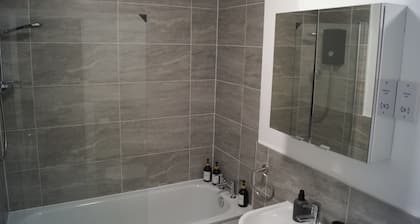 Bright & Stylish 1-bed Apt W/free Parking & Wi-fi