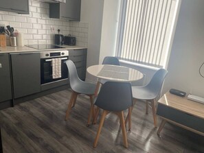 Apartamento | Cozinha privada | Geladeira, micro-ondas, fogão, cooktop