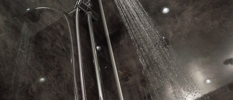 Appartement | Salle de bain | Douche, séchoir à cheveux, serviettes fournies, papier de toilette