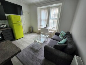 Living area - 3-bedroom Apartment by Eden Project - Free Parking (Dundee)