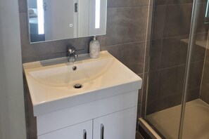 Apartment | Bathroom | Combined shower/tub, deep soaking tub, hair dryer, towels - Batterseaflat/sleeps6/refurbished/tv (London)