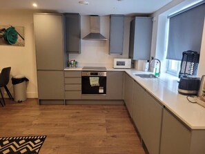 Apartment | Private kitchen | Fridge, microwave, oven, stovetop - Batterseaflat/sleeps6/refurbished/tv (London)